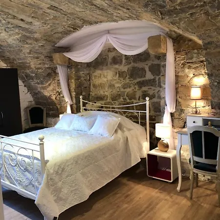 La Maison Des Eveques Bed & Breakfast Saint-Georges-de-Luzençon